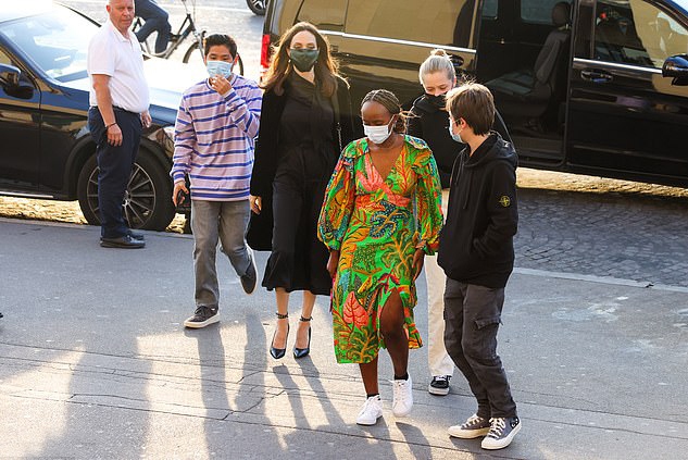 angelina jolie thanh lich di mua sam cung cac con o paris hinh anh 8