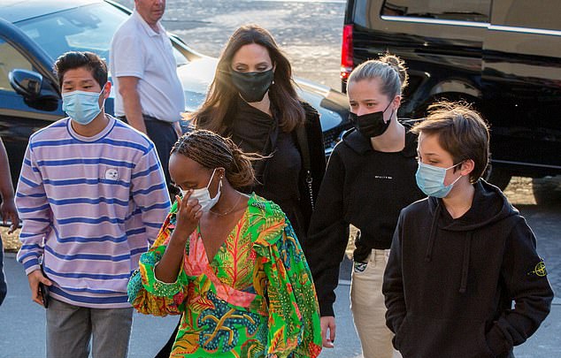 angelina jolie thanh lich di mua sam cung cac con o paris hinh anh 9