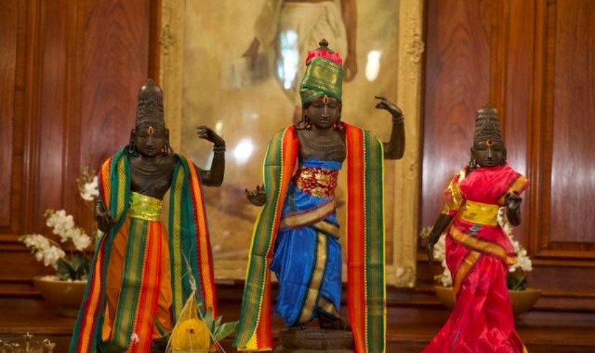 Ba bức tượng đồng cổ được Anh trao trả cho Ấn Độ sau khi bị đánh cắp khỏi một ngôi đền Hindu giáo ở bang Tamil Nadu, miền nam Ấn Độ vào năm 1978. Ảnh REUTERS.
