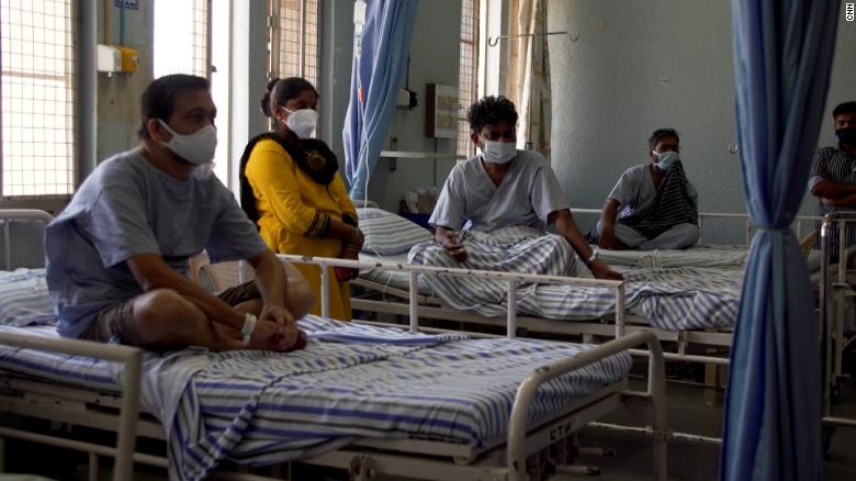 Hàng chục nghìn bệnh nhân Covid-19 khỏi bệnh ở Ấn Độ phải đối mặt với nguy cơ bị hủy hoại vĩnh viễn khuôn mặt, mất thị lực, thậm chí tử vong do nấm đen. Ảnh: CNN