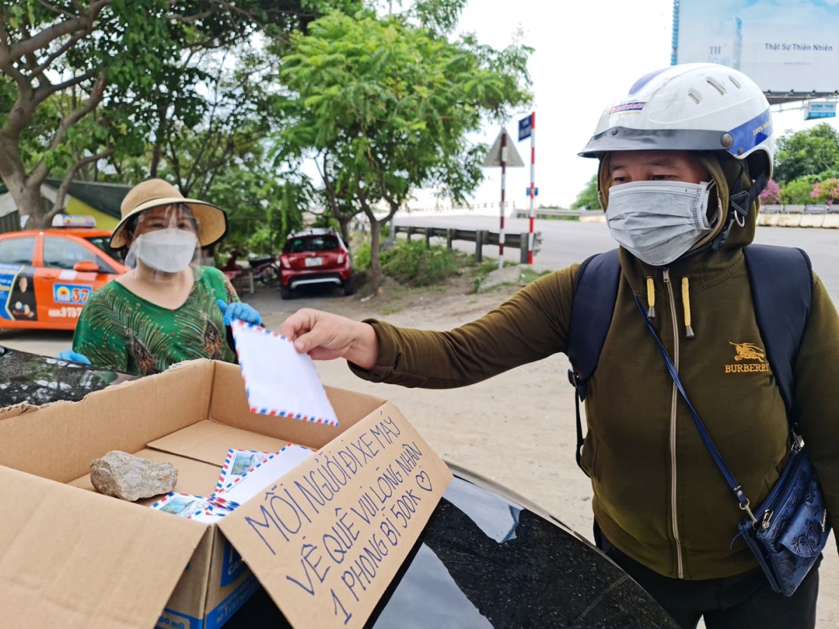 Những người dân vui vẻ tự nhận cho mình món quà, vơi bớt phần nào khó khăn.