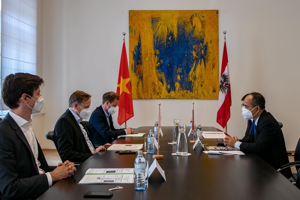 Austrian Deputy Minister for Digital and Economic Affairs Michael Esterl holds a working session with newly accredited Vietnamese ambassador to Austria Nguyen Trung Kien in Vienna on June 30. (Phot: Vietnamese Embassy)