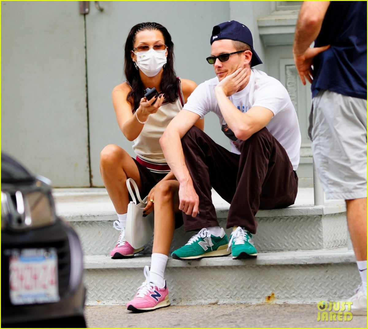 bella hadid vui ve tro chuyen cung ban trai tren pho hinh anh 1