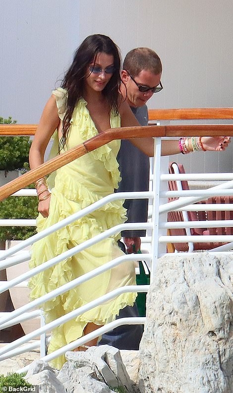 bella hadid than mat ben ban trai tren du thuyen o phap hinh anh 2