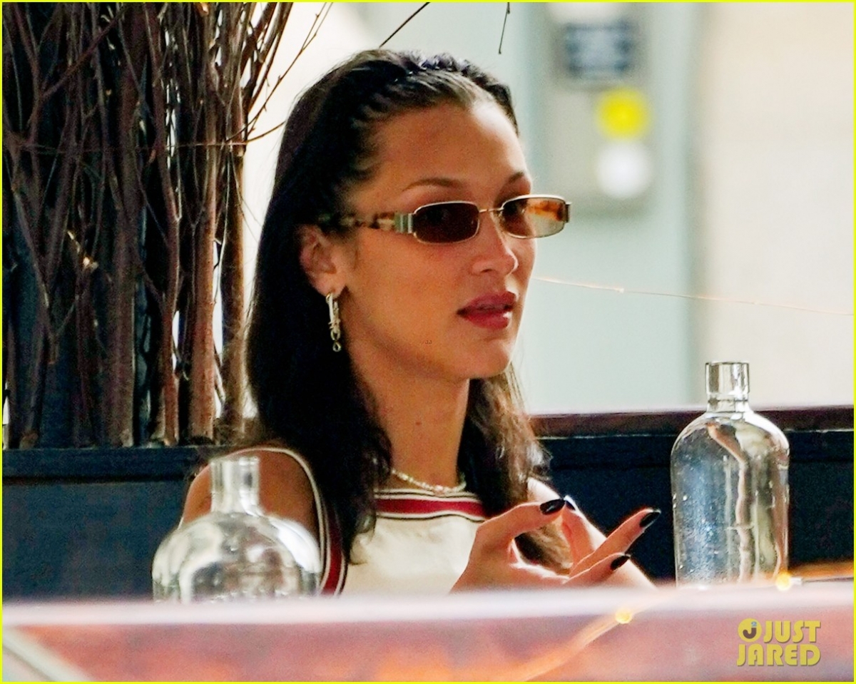 bella hadid vui ve tro chuyen cung ban trai tren pho hinh anh 5