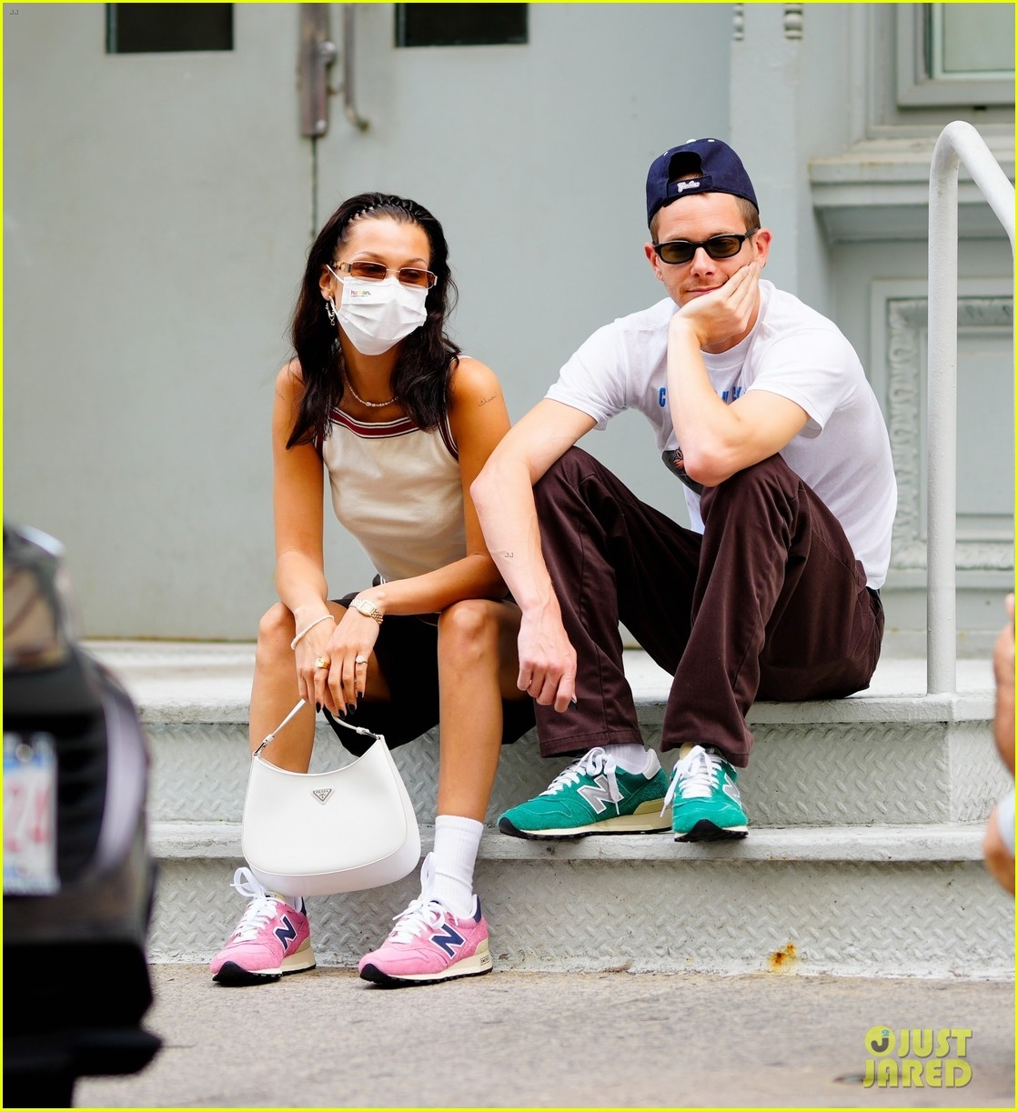 bella hadid vui ve tro chuyen cung ban trai tren pho hinh anh 7