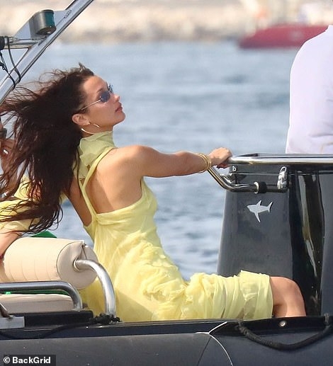bella hadid than mat ben ban trai tren du thuyen o phap hinh anh 8