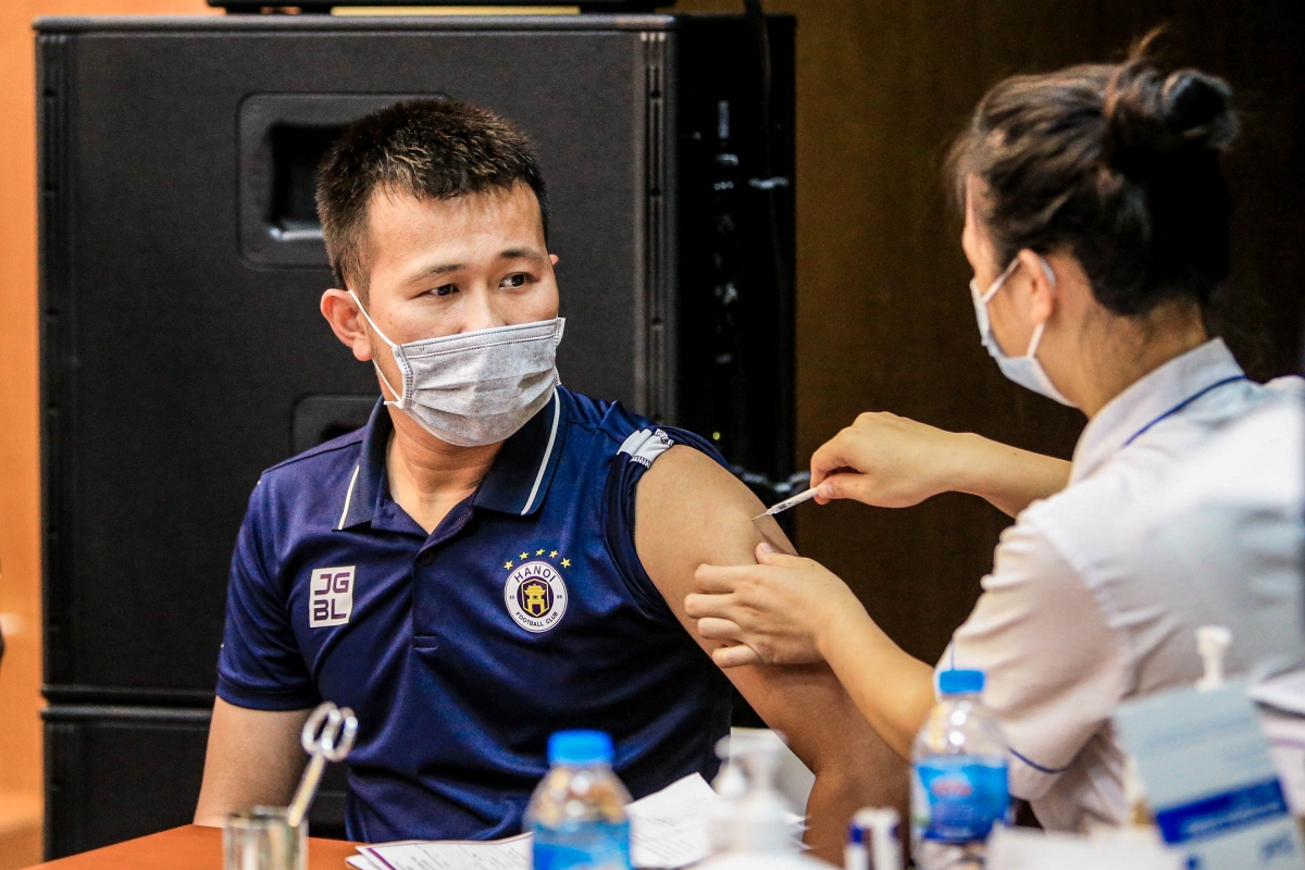 100 thanh vien cua ha noi fc da tiem 2 mui vaccine covid-19 hinh anh 1