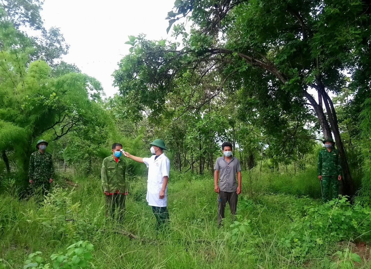 Đưa 2 người qua lại trái phép biên giới việt nam-capuchia đi cách ly hình ảnh 1 Dua 2 nguoi qua lai trai phep bien gioi viet nam-capuchia di cach ly hinh anh 1