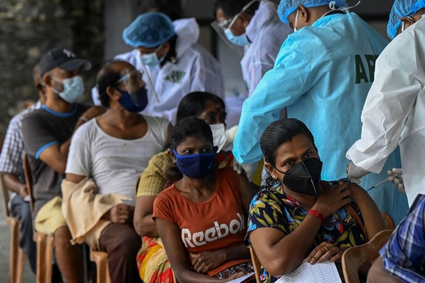 Các nhân viên y tế tiêm chủng vaccine cho người dân tại Sri Lanka ngày 15/7/2021. Ảnh: AFP