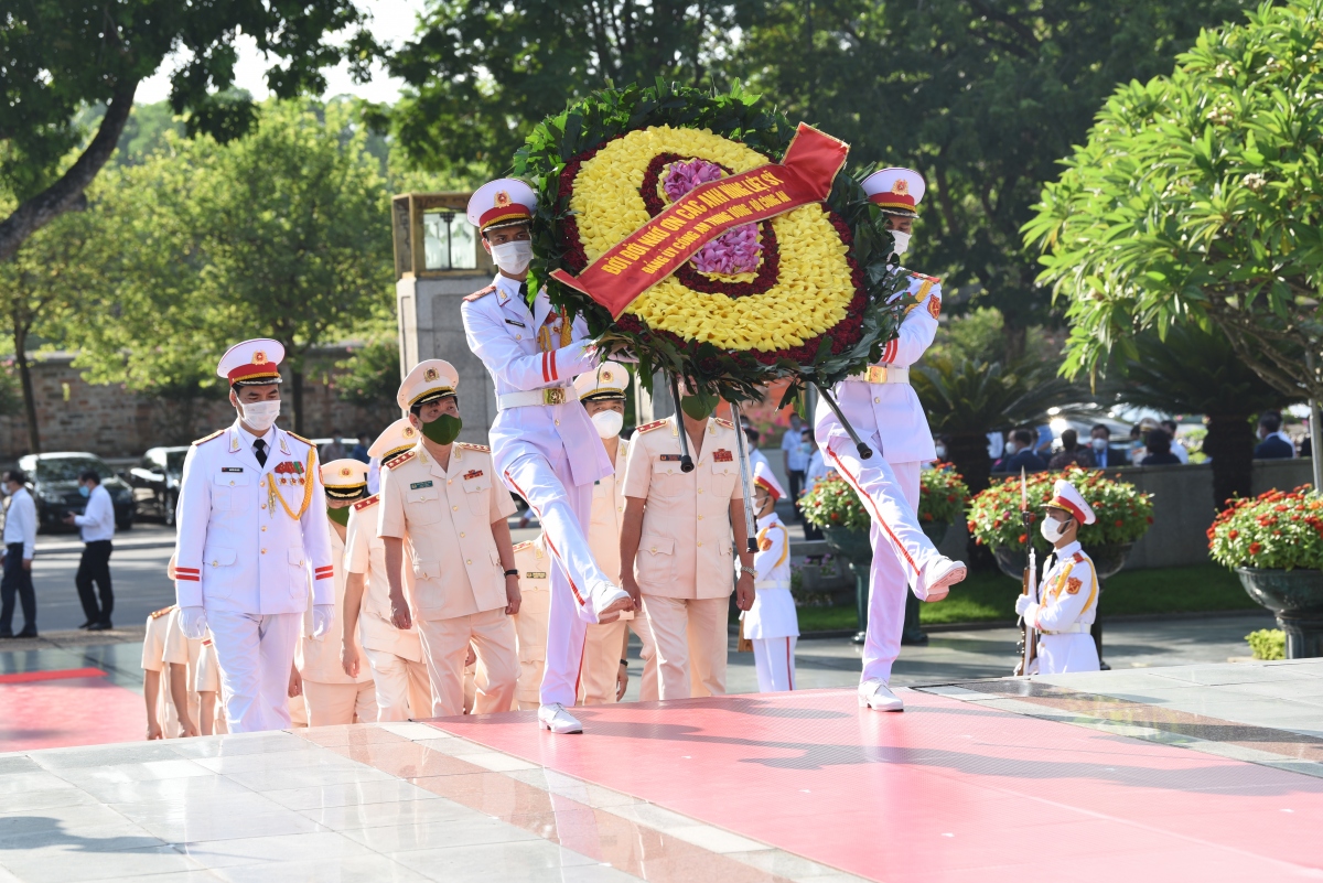 lanh dao Dang, nha nuoc dat vong hoa, tuong niem cac anh hung liet sy hinh anh 8