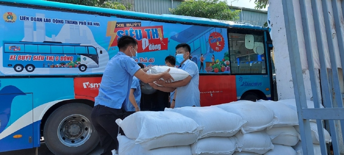 mobile supermarkets bring free daily necessities to covid-hit people picture 9