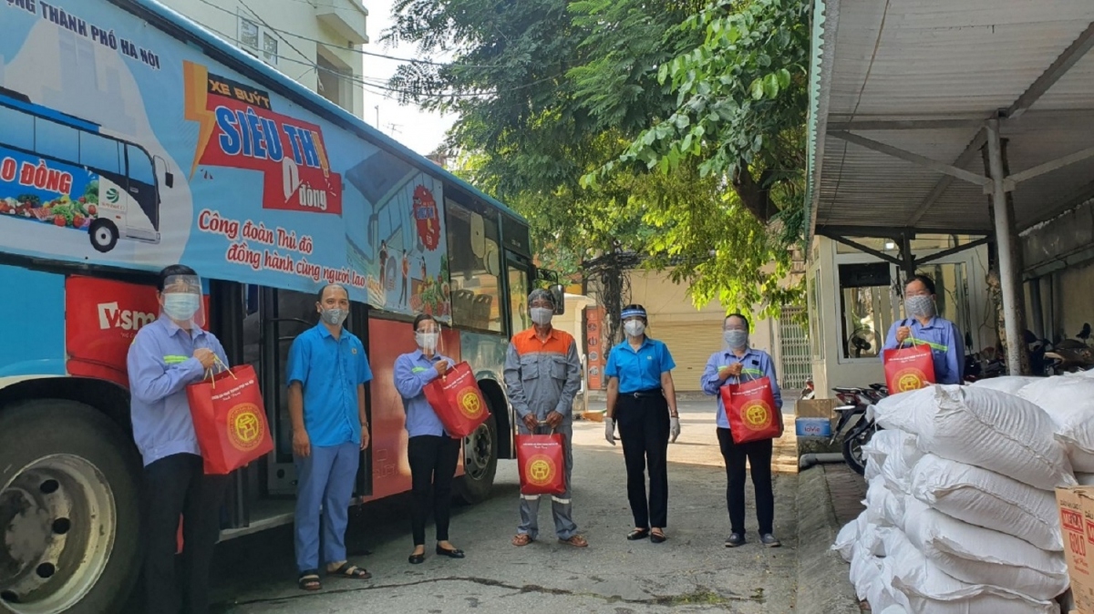 mobile supermarkets bring free daily necessities to covid-hit people picture 5