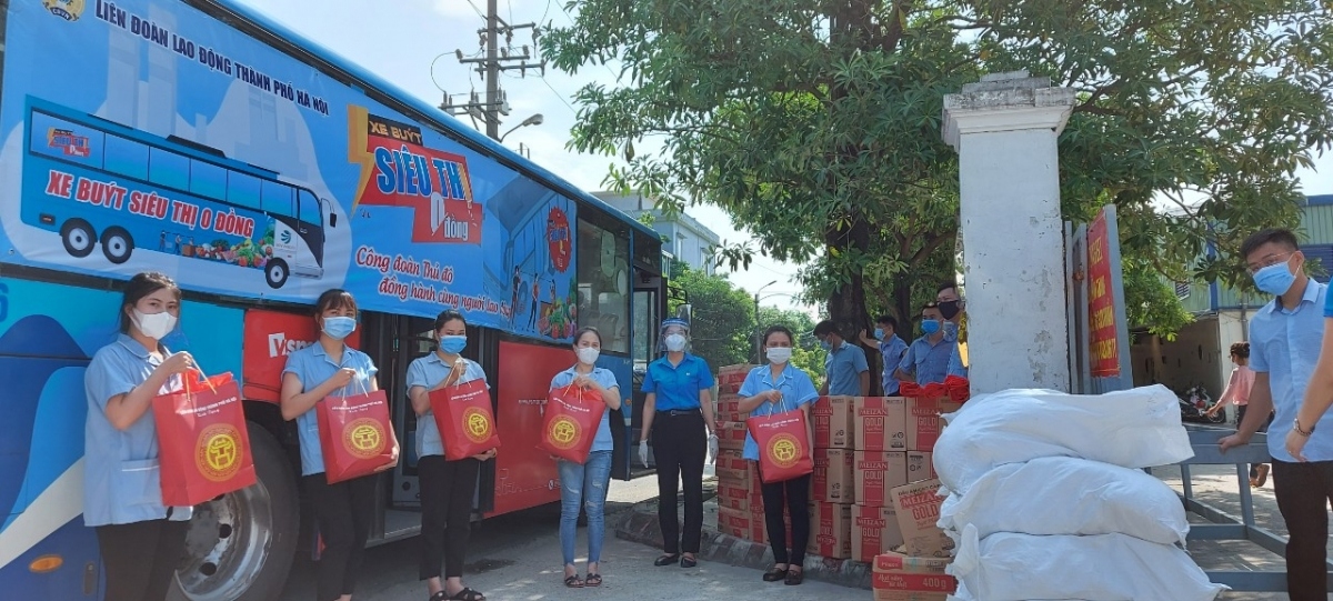mobile supermarkets bring free daily necessities to covid-hit people picture 6