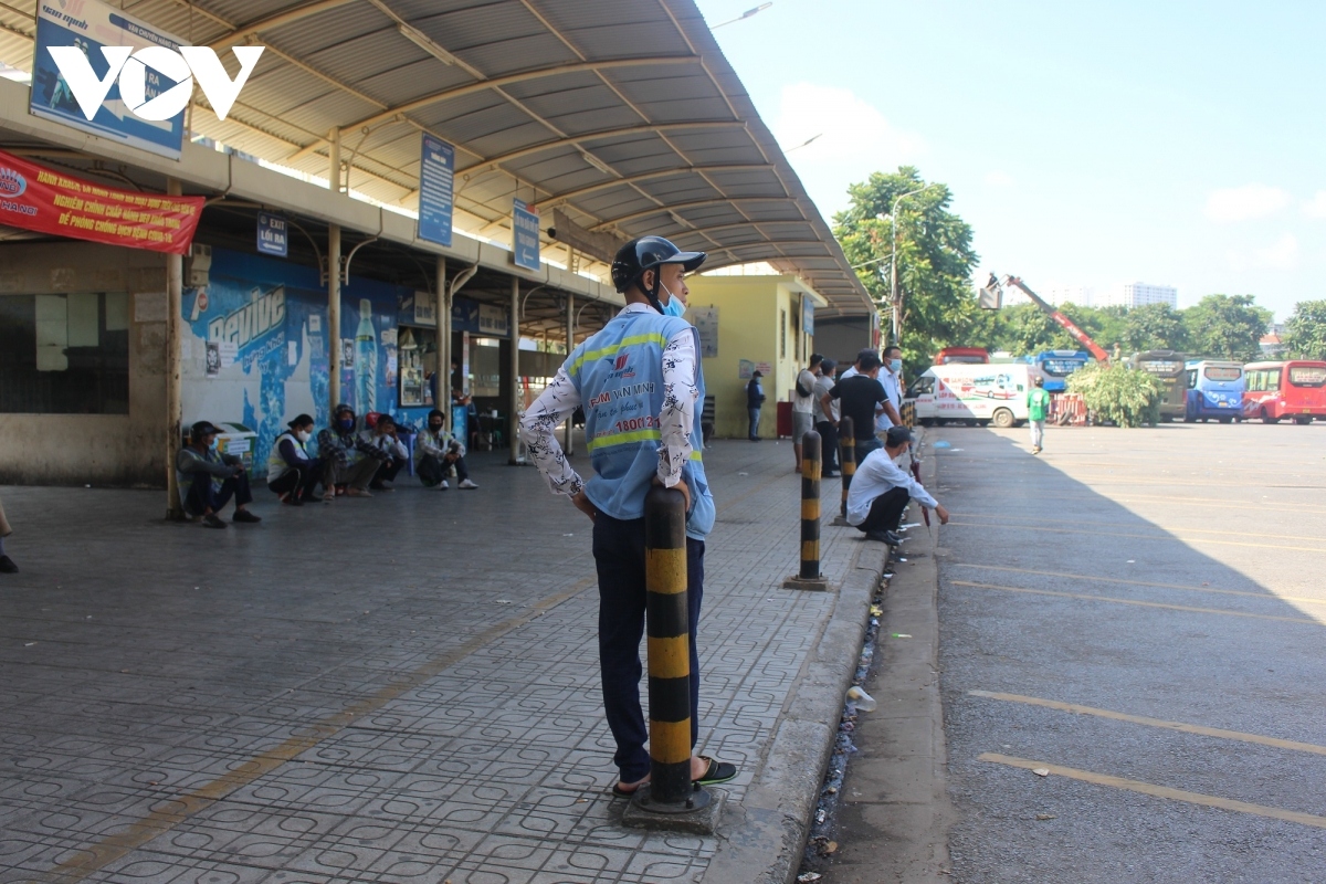 hanoi bus stations fall quiet amid latest covid-19 outbreak picture 12