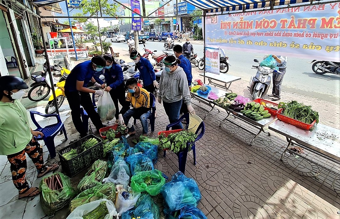 ca mau lan toa com 0 dong giup nguoi dan vuot kho trong dai dich hinh anh 2