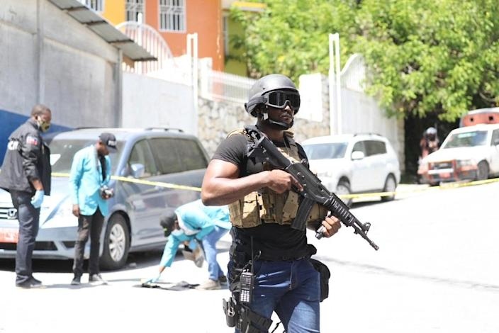 Cảnh sát và đội pháp y Haiti tìm kiếm bằng chứng bên ngoài tư dinh Tổng thống Moise sau vụ ám sát. Ảnh: AFP