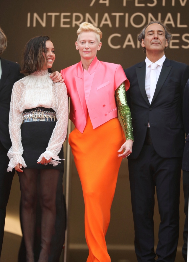 Minh tinh Tilda Swinton tham dự buổi ra mắt phim "The French Dispatch" vào ngày 12/7 trong một diện mạo bắt mắt của Haider Ackermann. Nữ diễn viên nổi bật với áo blazer màu hồng bolero được cắt cúp và kết hợpvới chân váy màu cam và áo sơ mi dài tay đính sequin màu xanh lá.