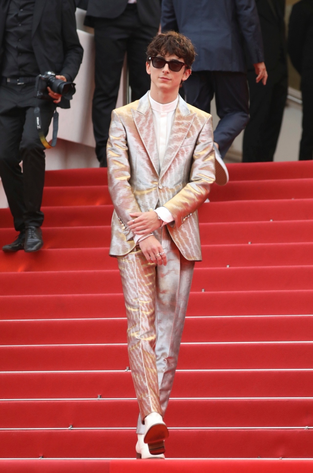 Timothée Chalamet nhận được nhiều sự chú ý kể từ khi anh được đề cử giải thưởng Oscar vào năm 2017. Xuất hiện lần đầu tiên Liên hoan phim Cannes vào ngày 12/7 tại buổi ra mắt bộ phim “The French Dispatch”, Chalamet diện bộ vest Tom Ford màu bạc và vàng ánh kim kết hợp với giày bốt và kính râm đen.