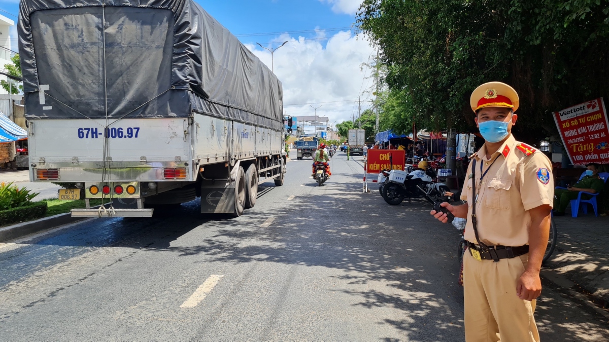 Checkpoints have been set up at all gateways to An Giang province to tighten control of human and vehicle movements. (Photo:angiang.gov.vn)