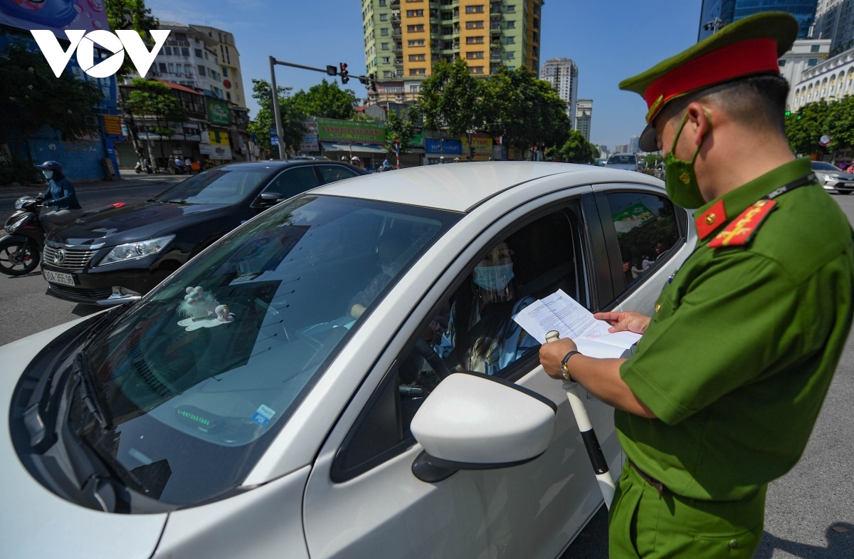 hanoi sets up checkpoints to control movement of local people picture 9