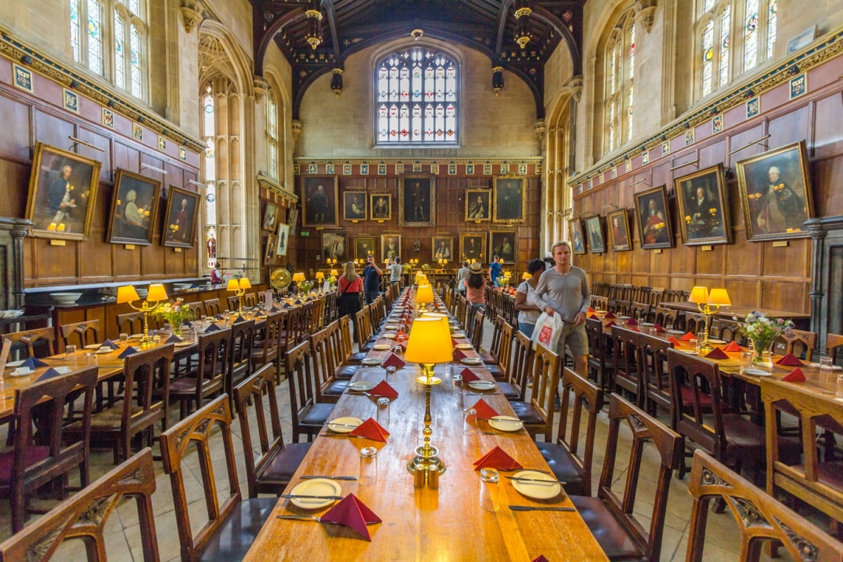 Nhà thờ Christ Church tại Đại học Oxford (Anh) là nơi tổ chức các bữa tiệc tại Đại sảnh đường của Hogwarts trong phim Harry Potter. Khi đến đây, bạn cũng sẽ bắt gặp những cầu thang quen thuộc nơi giáo sư McGonagall gặp Harry, Hermione và Ron lần đầu tiên.