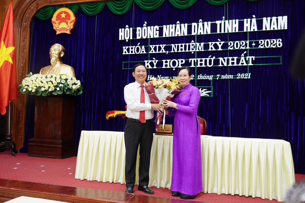 Chủ tịch HĐND tỉnh Hà Nam khóa XVIII tặng hoa chúc mừng bà Lê Thị Thủy được bầu làm Chủ tịch HĐND tỉnh khóa XIX.