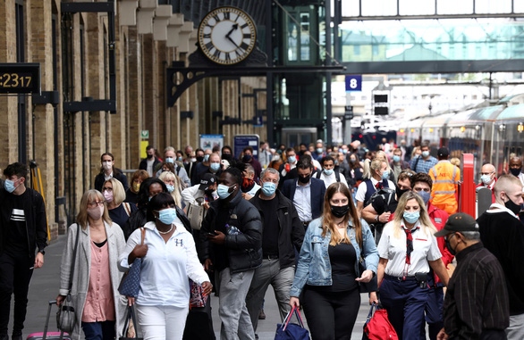 Người dân London (Anh) đeo khẩu trang khi đi ngoài đường ngày 12/7. Ảnh: AFP