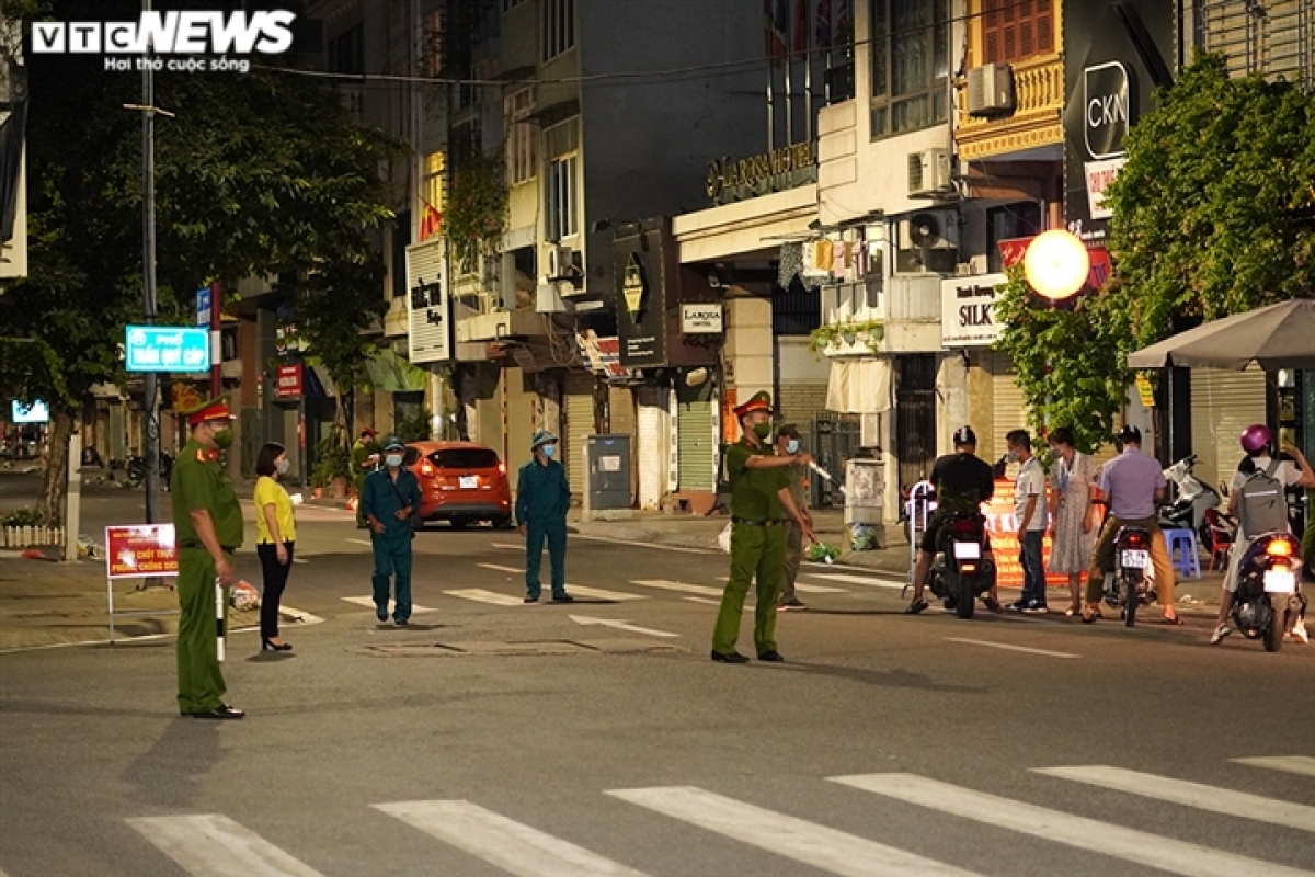 locals in hanoi fined for venturing out at night without valid reasons picture 1