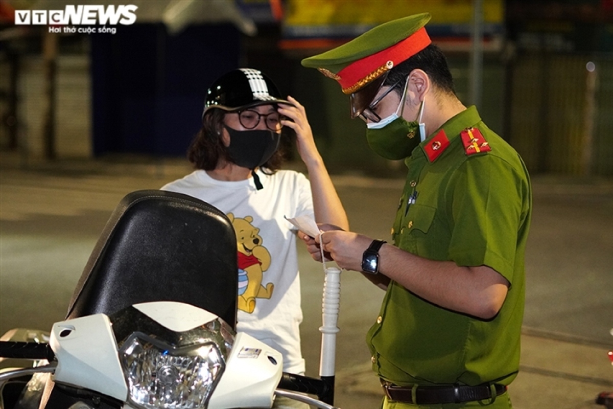 locals in hanoi fined for venturing out at night without valid reasons picture 2