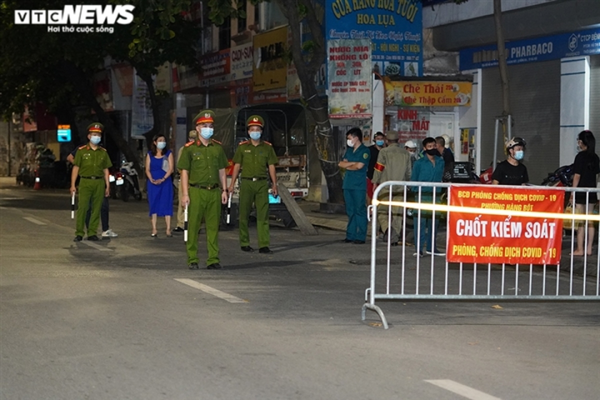 locals in hanoi fined for venturing out at night without valid reasons picture 4