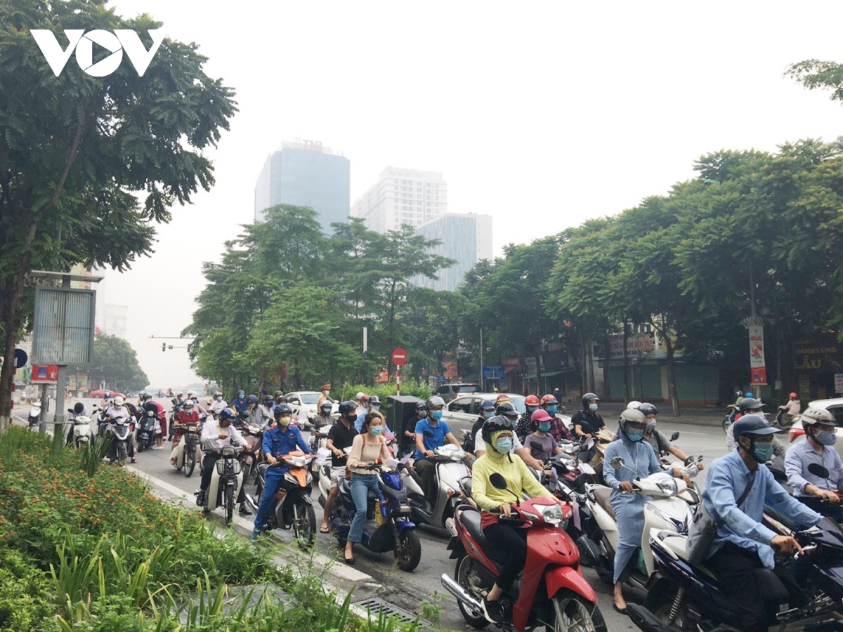 some checkpoints in urban areas of hanoi left crowded at peak hours picture 1