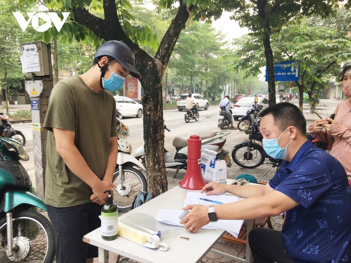 some checkpoints in urban areas of hanoi left crowded at peak hours picture 10