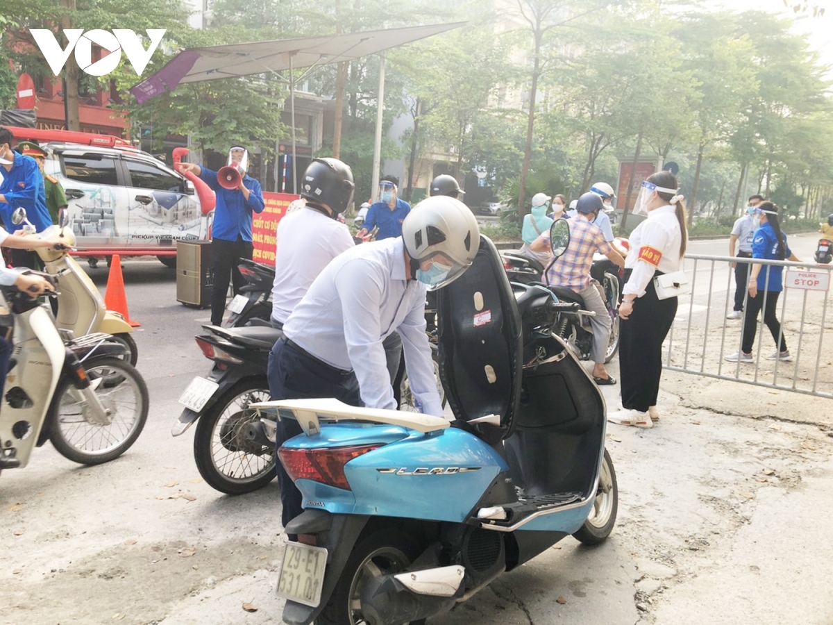 some checkpoints in urban areas of hanoi left crowded at peak hours picture 11