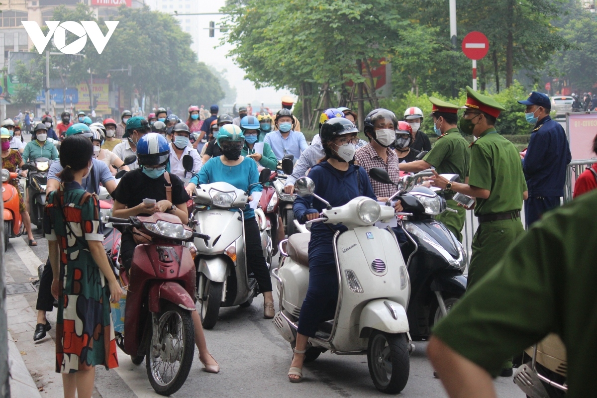 some checkpoints in urban areas of hanoi left crowded at peak hours picture 2