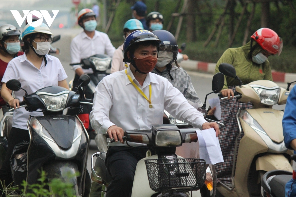 some checkpoints in urban areas of hanoi left crowded at peak hours picture 3