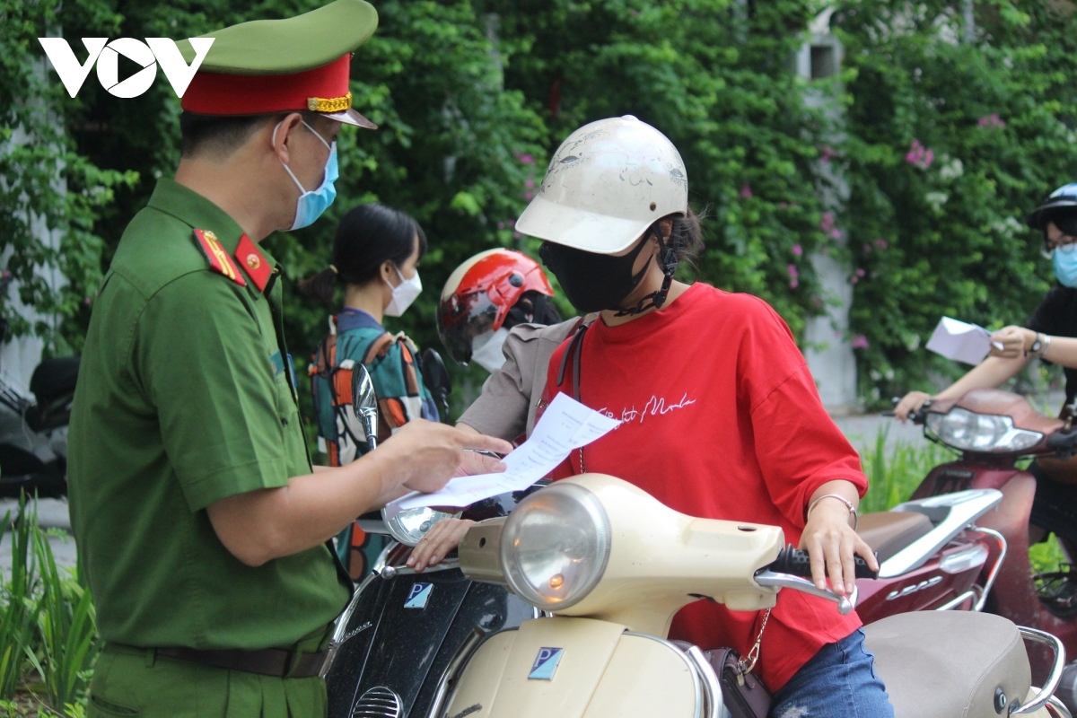 some checkpoints in urban areas of hanoi left crowded at peak hours picture 4