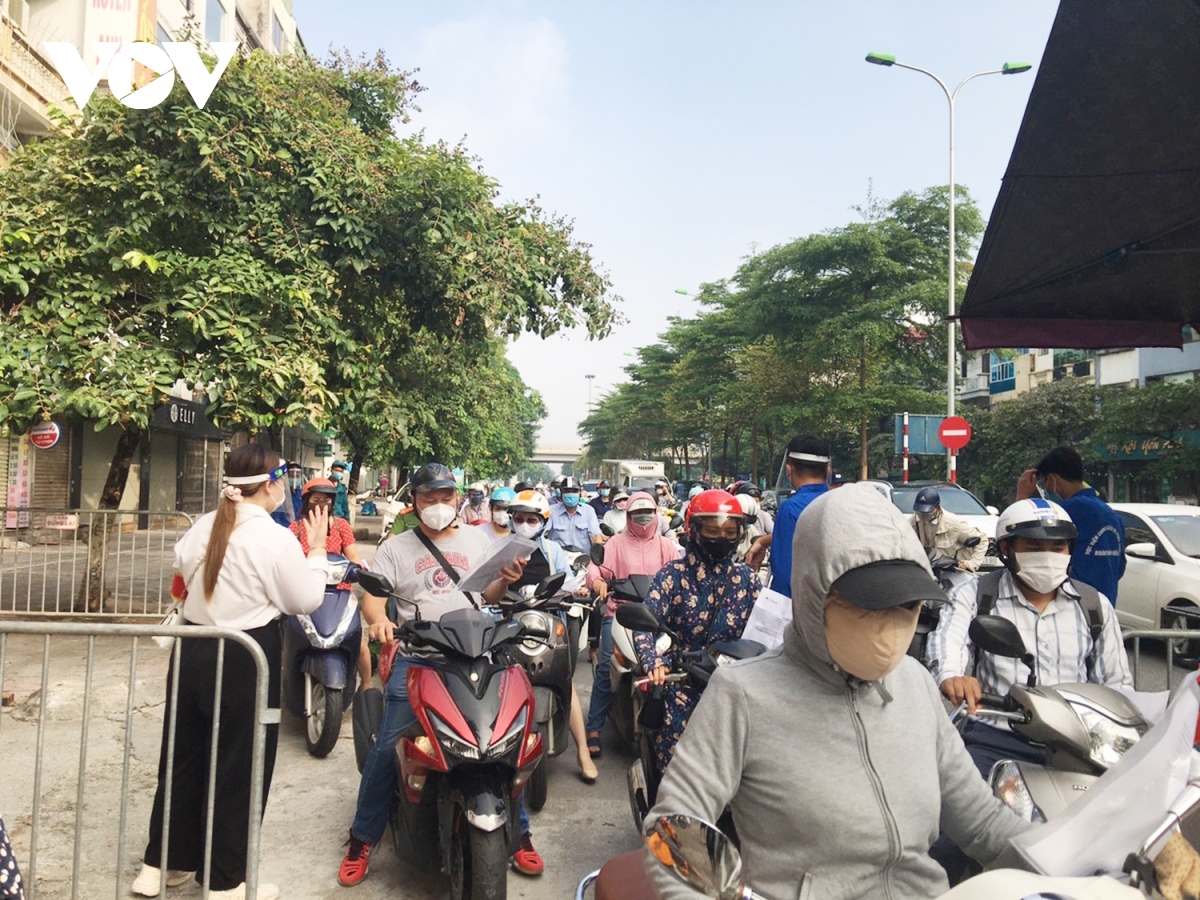 some checkpoints in urban areas of hanoi left crowded at peak hours picture 5