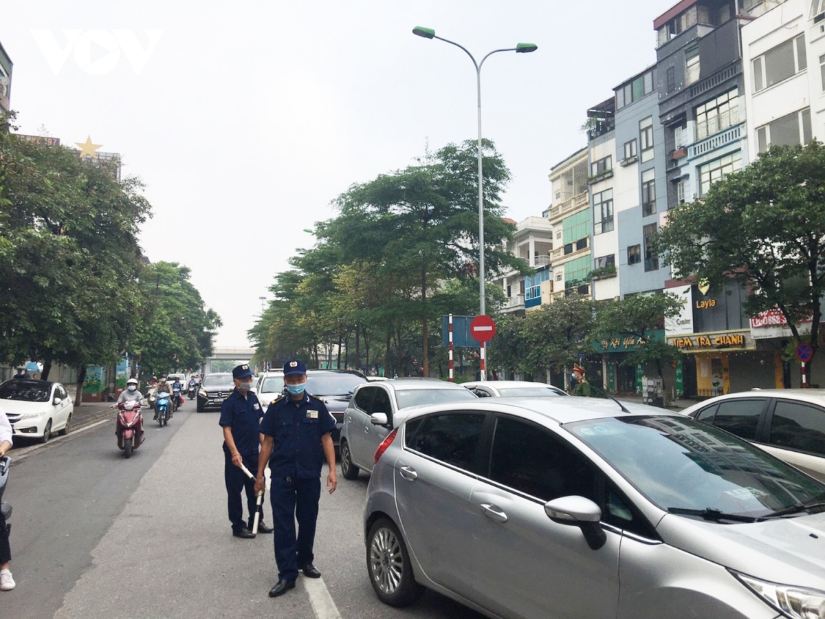 some checkpoints in urban areas of hanoi left crowded at peak hours picture 6