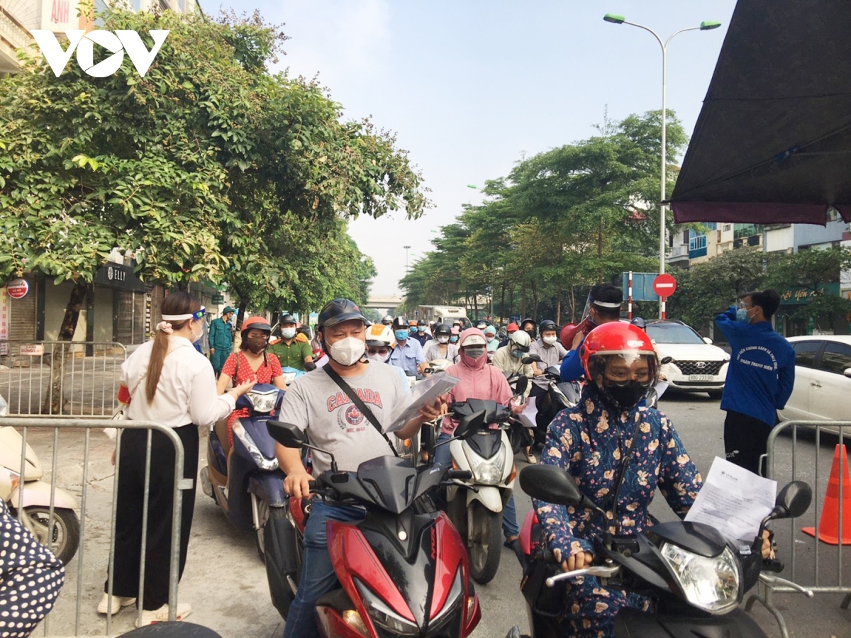 some checkpoints in urban areas of hanoi left crowded at peak hours picture 7