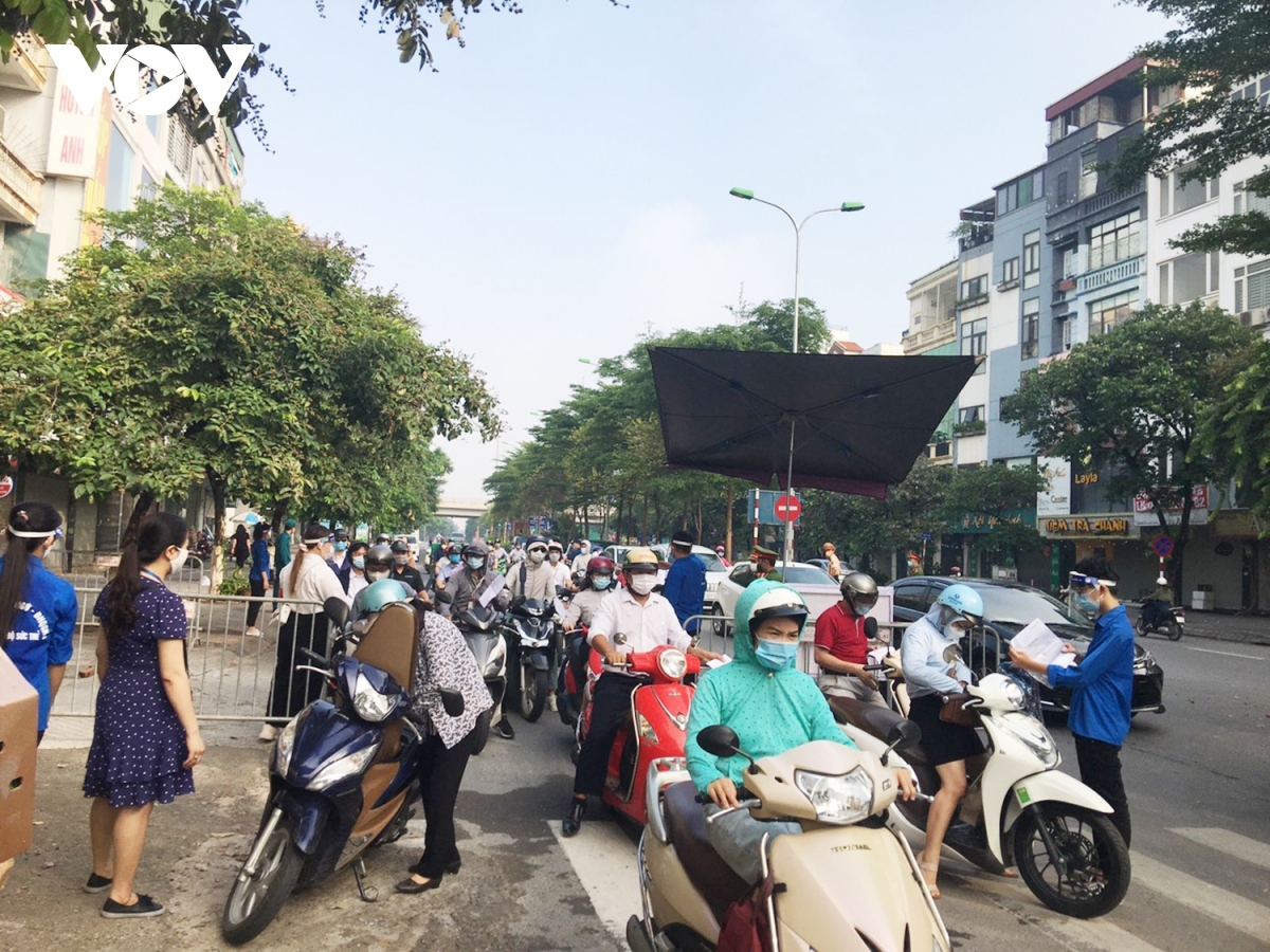 some checkpoints in urban areas of hanoi left crowded at peak hours picture 8