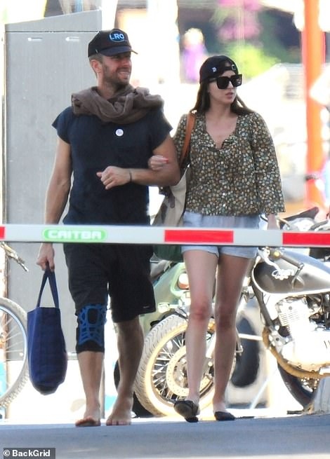 kieu nu 50 sac thai tinh cam khoac tay ban trai di choi o palma hinh anh 1