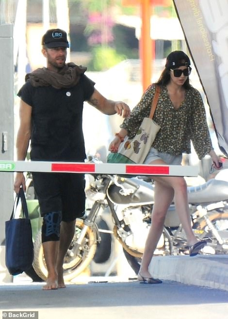 kieu nu 50 sac thai tinh cam khoac tay ban trai di choi o palma hinh anh 2