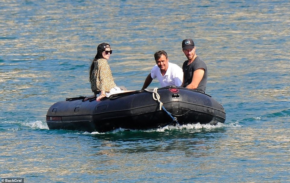 kieu nu 50 sac thai tinh cam khoac tay ban trai di choi o palma hinh anh 3