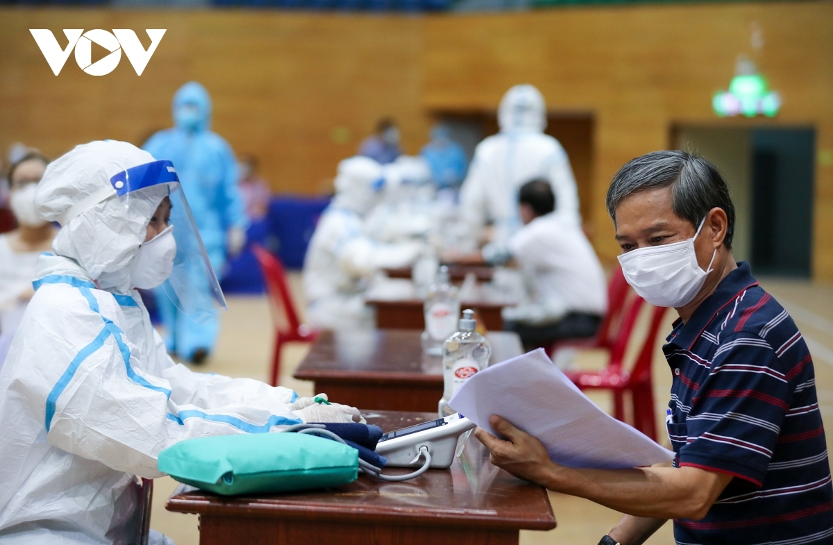 initial covid-19 vaccination drive begins in da nang picture 9