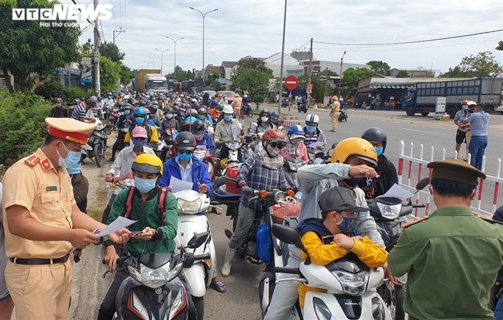locals depart da nang ahead of tightening covid-19 control measures picture 3 locals depart da nang ahead of tightening covid-19 control measures picture 3