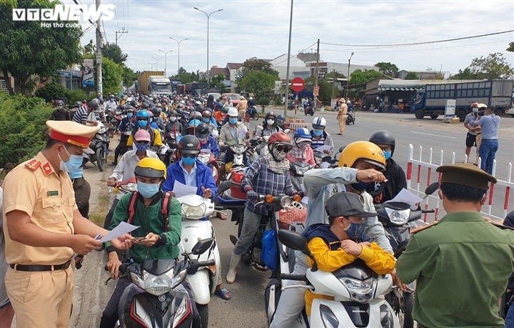 locals depart da nang ahead of tightening covid-19 control measures picture 3