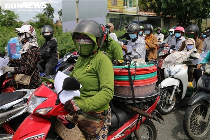 locals depart da nang ahead of tightening covid-19 control measures picture 5