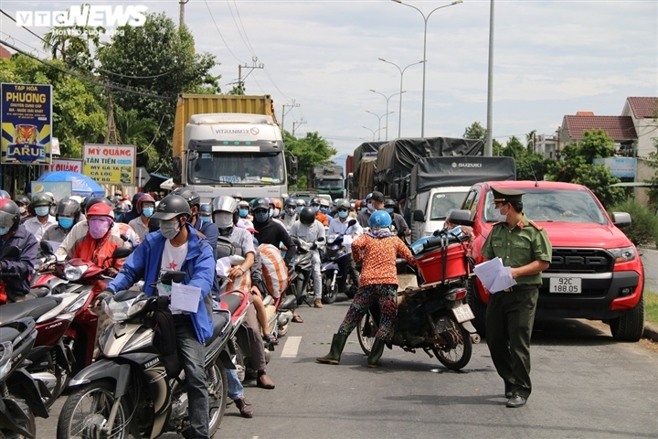 locals depart da nang ahead of tightening covid-19 control measures picture 6