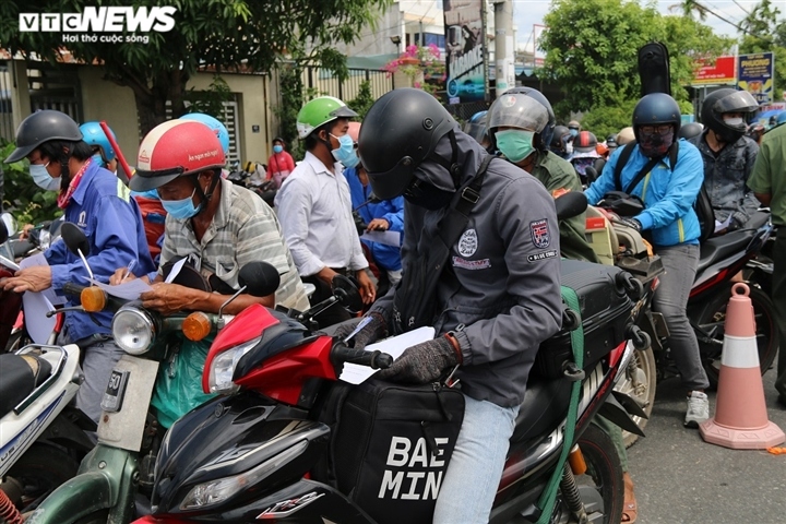 locals depart da nang ahead of tightening covid-19 control measures picture 7